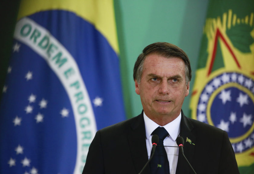 Resultado de imagem para bolsonaro assina decreto de mudanças no auxilio